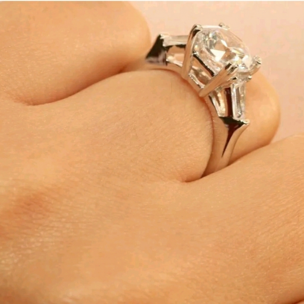 $1500  2CT Round Cut 14k White Gold Simulated Ring - Picture 7 of 10